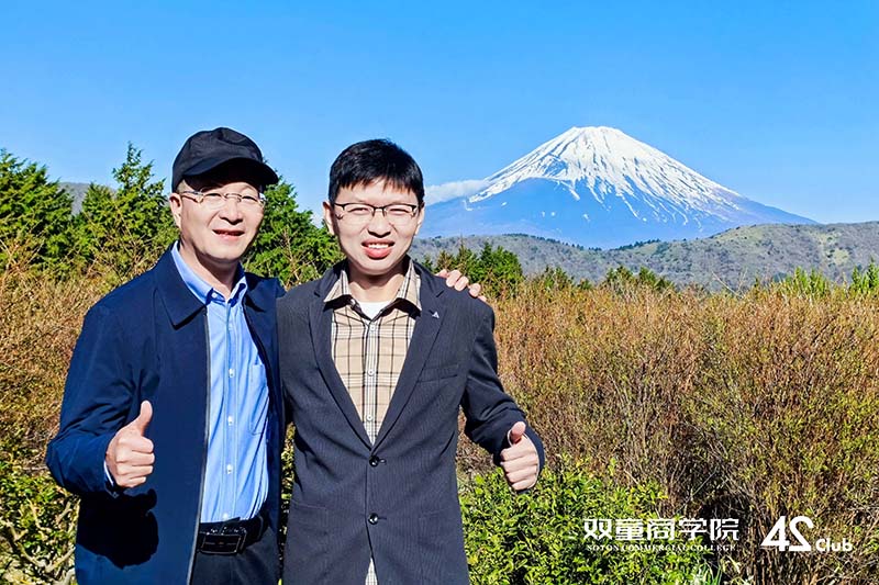 与”吸管大（dà）王“楼仲平老（lǎo）师的合影